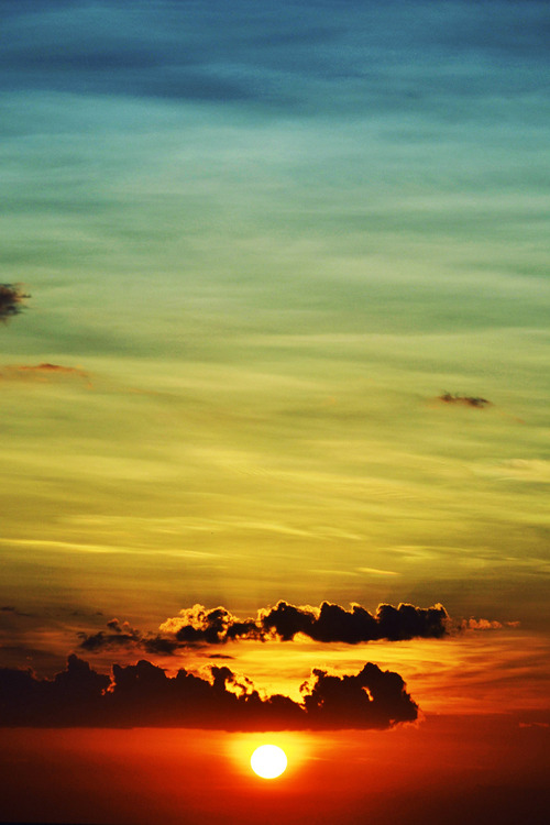 misskellie18:  obscvred:  Las nubes se volvieron negrasy tiñeron el cielo  by Krisbell Fernández  Good morning 😄