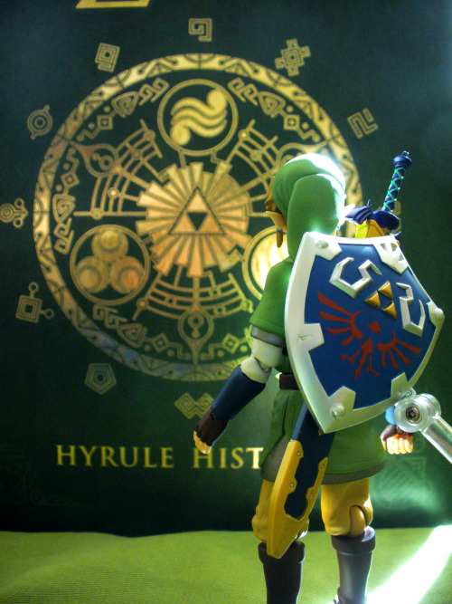 89ravenclaw: Link helps me open the freshly-arrived Hyrule Historia