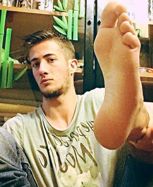 hotmenandfeet:soles for everyone, sniff
