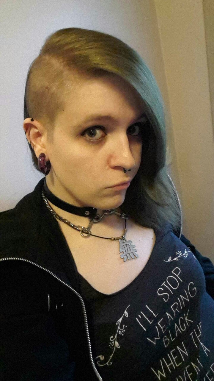 regularsara:  regularsara:  Heading to a goth night party.  Waiting for my ride.