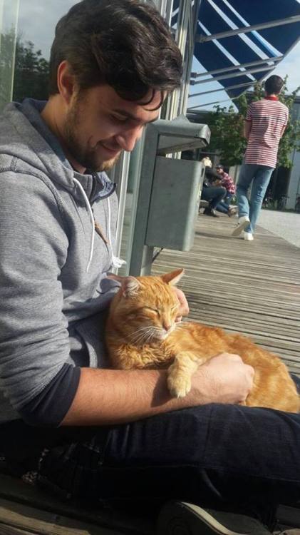catsbeaversandducks: Cat Comes to University Every Day So She Can Rescue Students with Cuddles For y