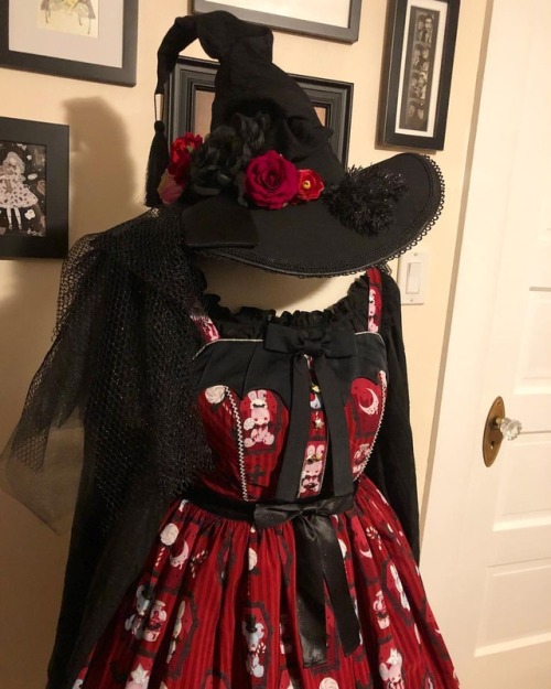 pretty excited about this time of year. #eglcommunity #horrorcandyshop #angelicpretty #lolitafashion