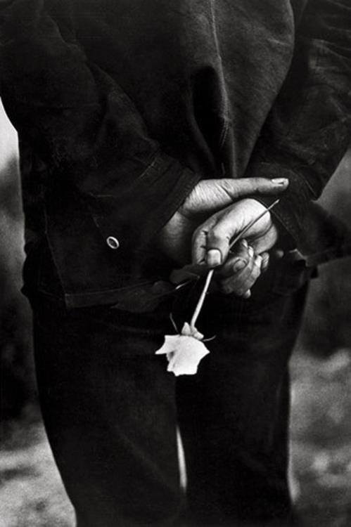 yelenabworld:  farfallina76:  L’UOMO CHE TI AMA L’ Uomo che ti telefona solo per sentire la tua voce… l’ Uomo che ride e piange con te…che ti pensa prima di addormentarsi e quando si sveglia…che ti pensa durante il giorno…che ti abbraccia