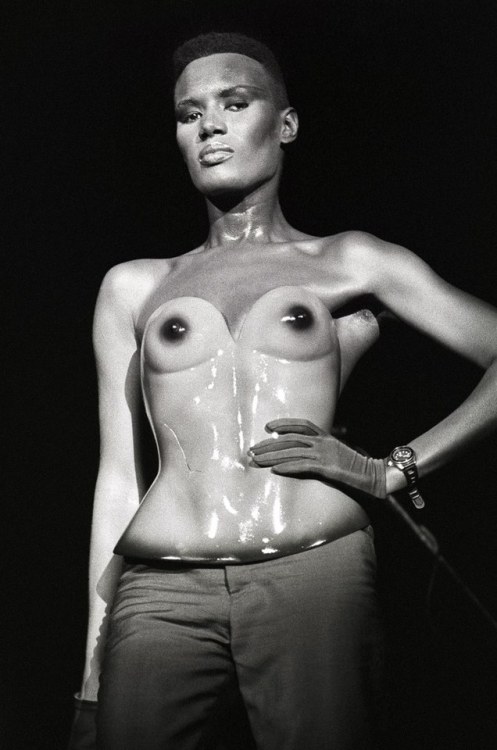 lelaid:Grace Jones in Issey Miyake performing in Amsterdam, 1981