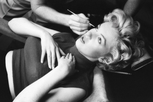 Marilyn Monroe in the makeup chair. 1954.