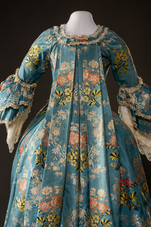 costumeloverz71:Gown  1765-1770