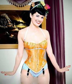 espartilhos:  #Repost @versatilecorsets • • • • • • We’re still celebrating Pride Weekend here in Portland!! ⠀ . ⠀ The iridescent Bernie Dexter in our Jasmine Underbust Corset with matching Bust Bra in Orange Dragon Silk Brocade. ⠀