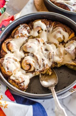 foodffs:  Spicy Sticky Cinnamon Rolls with Cream Cheese Icing Really nice recipes. Every hour.
