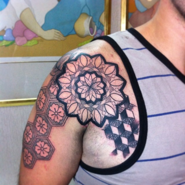 #tattoo #tatuaje #ink #black #negro #geométrico #geometric #flor #mandala #hombro