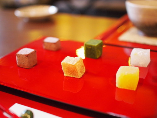 Souzen -Kyoto cityCuby warabi mochi and chocolat.You can choose 6 flavors of mochi from 12 (includin