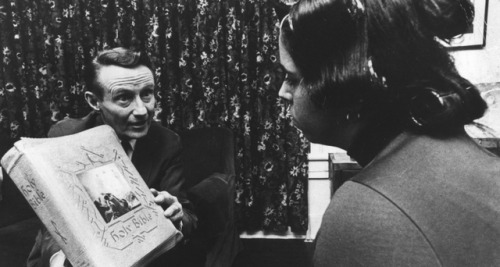 My article introduces two scenes from the acclaimed documentary Salesman (1969) by directors Albert 