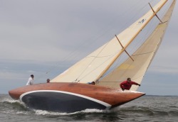 boatporn:  That’s a wicked heel right there.   Foredeck!