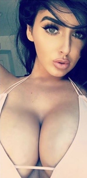 abigailratchfordfan:  Sexy Selfies by Abigail Ratchford are amazing 💖💝💕☺️😍💗💞