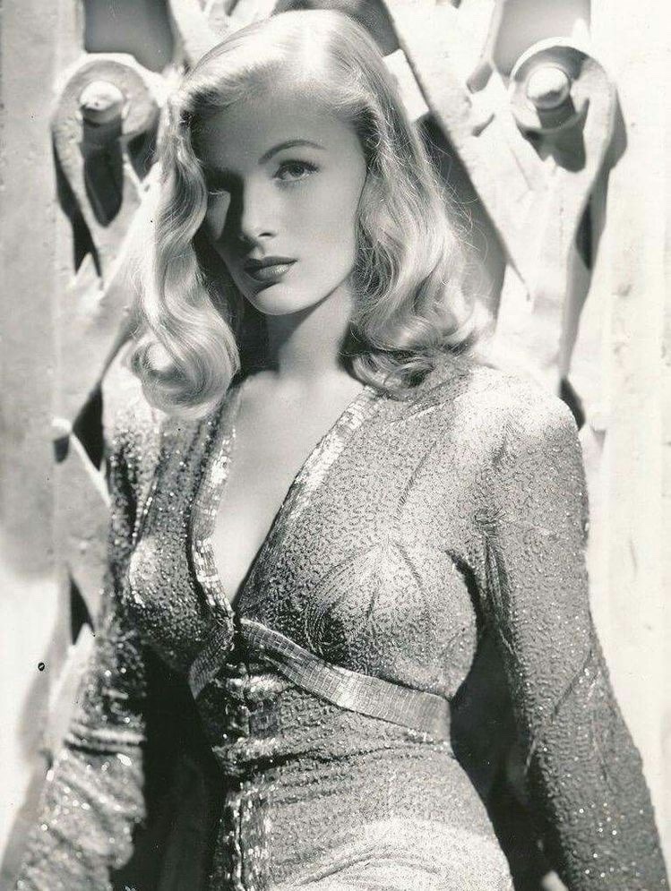 verdantcrown:outlawpetegsc:Veronica Lake.She kinda broke the mold for a Hollywood