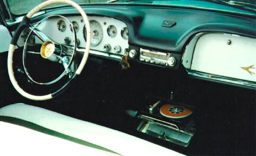 thealphagentleman:  Daimler Chrysler with record player ∆ 