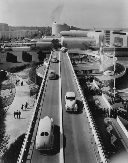 doyoulikevintage:
“1939 NY World Fair | The Futurama Across the way, the rival Ford Motor Company even allowed visitors to test drive its new line on an elevated “Road of Tomorrow” course above the fairgrounds.
”