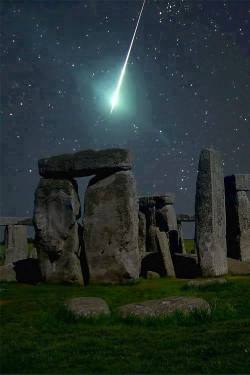 freystupid:Meteor  over Stonehenge - England