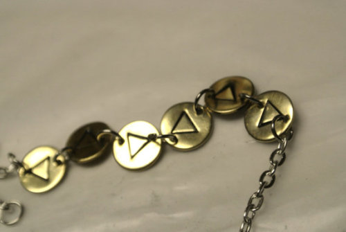 pwnlove:  Scores of Style: Legend of Zelda Song Bracelet  Do you rock out with your ocarina? Proudly display the notes of your favorite jam around your wrist with this bracelet from MatchaNest (ย.75). Limited songs from Ocarina of Time and Majora’s
