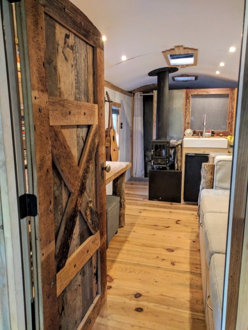 utwo:  Tiny Bus House© tinyhouseswoon