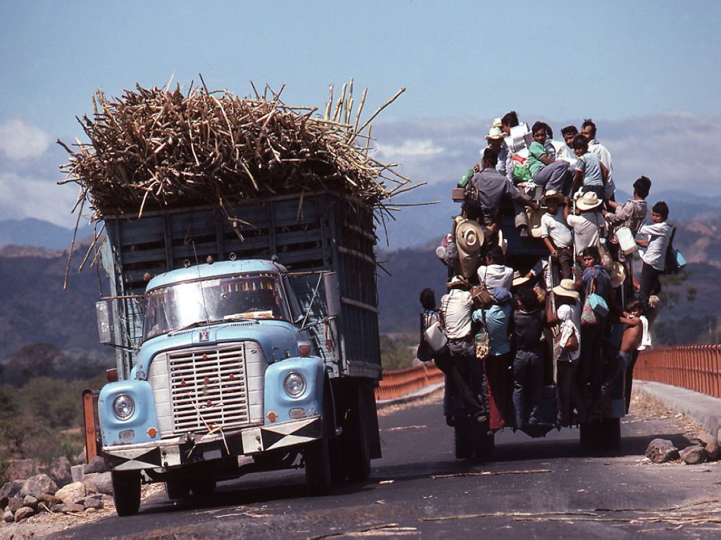 spectreofsexlessappeal:Salvadorians crowd a lory to ride from the capital of San