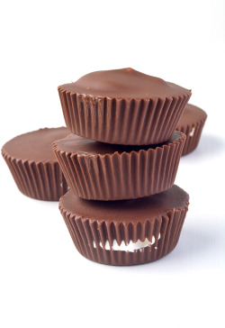 sweetoothgirl:  Peanut Butter Marshmallow Chocolate Cups    I can eat these now!!!!