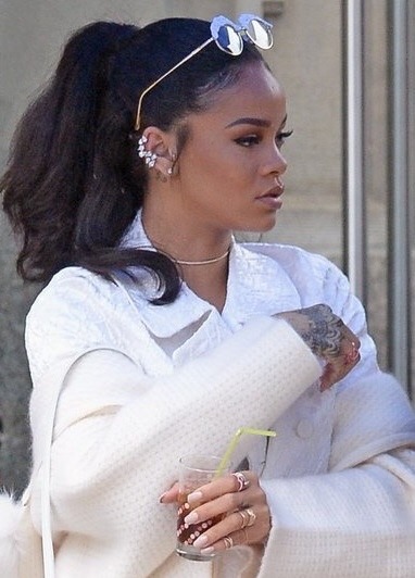 bronzed-bvrbie:  beautifulmoda:  Rihanna  🌴💮✨