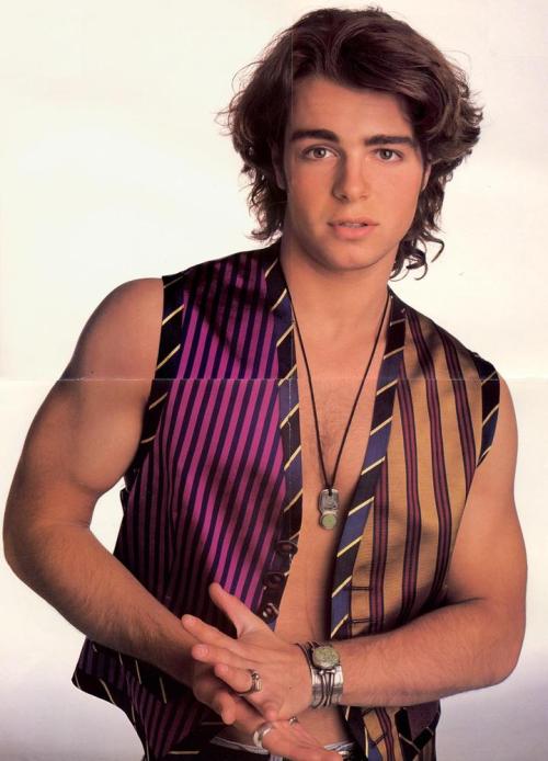 Can we take a moment..to witness the fitness of Joey Lawrence 