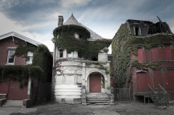 grosshuman:  The Temple Haunted Mansion in Detroit, Michigan- a now abandoned mansion that was once the scene of a triple murder in August 1942.  