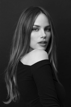roundedcurves2:Halston Sage