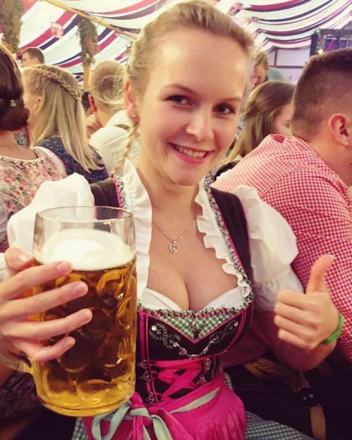 >> Even more sexy Dirndl Babes