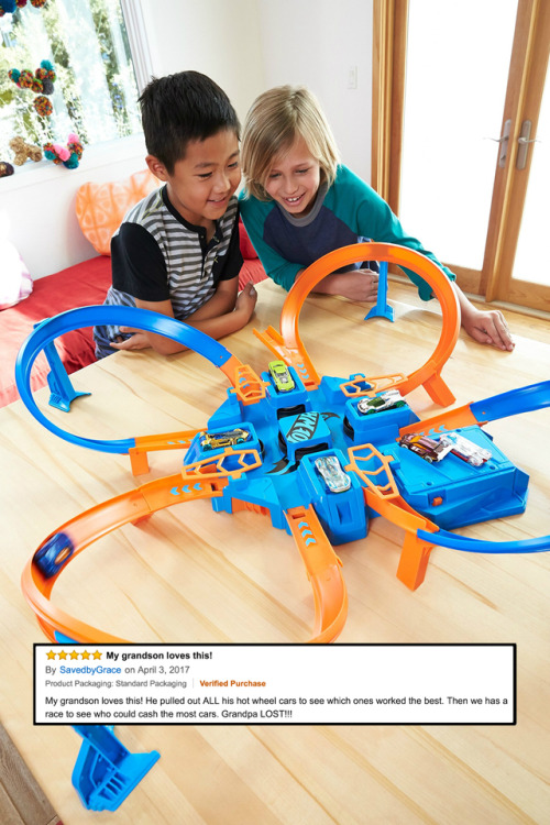 Hot Wheels Criss Cross Crash Track SetThis sturdy elevated figure-eight track with four intersecting