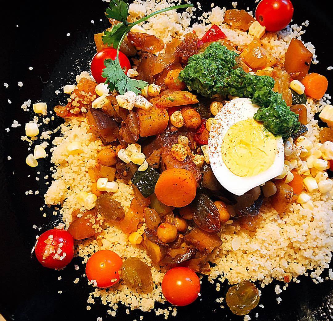 Couscous d'été avec bouillon Ras-el-Hanout