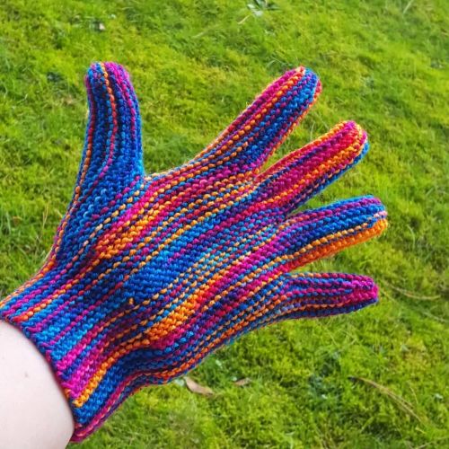 #throwbackthursday All Fingers and Thumbs - free knitting pattern on my blog: knitting-and-s