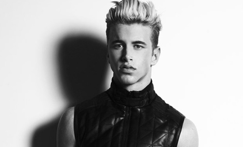 fuckustevepena:  He’s NAKED!!  Nate Garner is Vine and Instagram phenomenon signed by Wilhelimina Models LA.