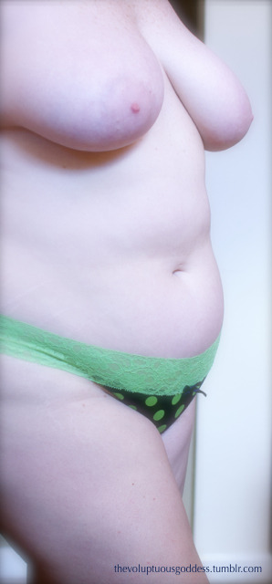thevoluptuousgoddess:Ahhhhh, the weekend! Who needs clothes?The Voluptuous Goddess