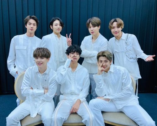 191012 BigHit’s Tweet[#오늘의방탄] Hello, Riyadh!든든한 별이자 빛이 되준 아미 고마워요!아미 아브딸#리야드1회차공연 pic.twitter.com/ll