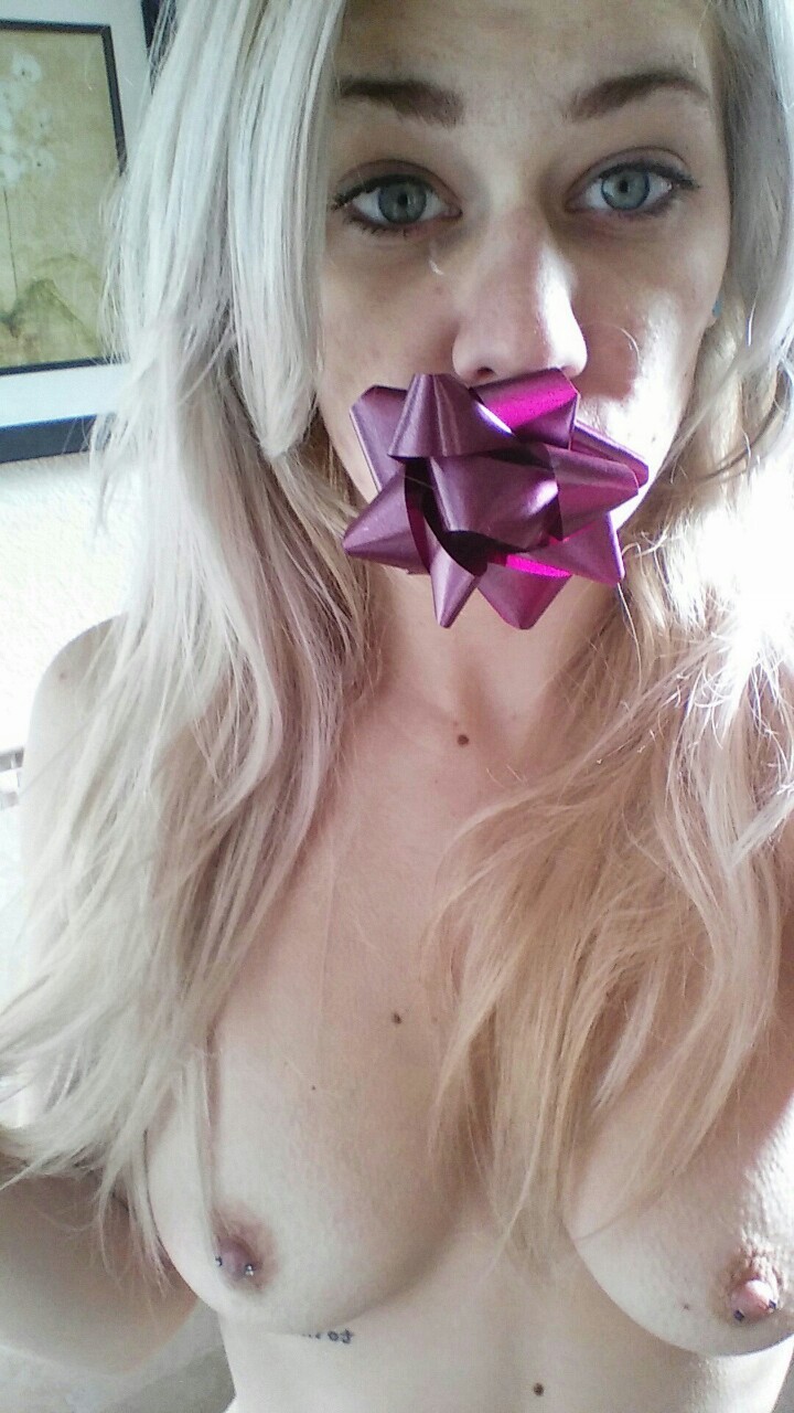 yeahimsassy:  Merry Christmas ya filthy animals!  Before getting ready today..