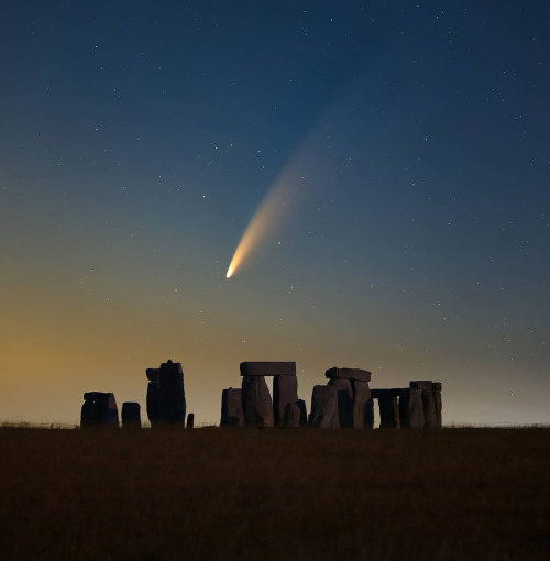 without-ado:Comet NEOWISE over Stonehenge l Declan Deval