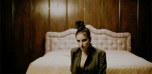 tessalynnthompson:Banks - Trainwreck MV aka The pantsuit appreciation post