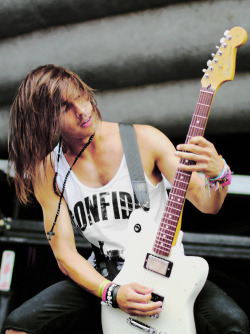 wineunnie:  Favourite pictures of Vic Fuentes