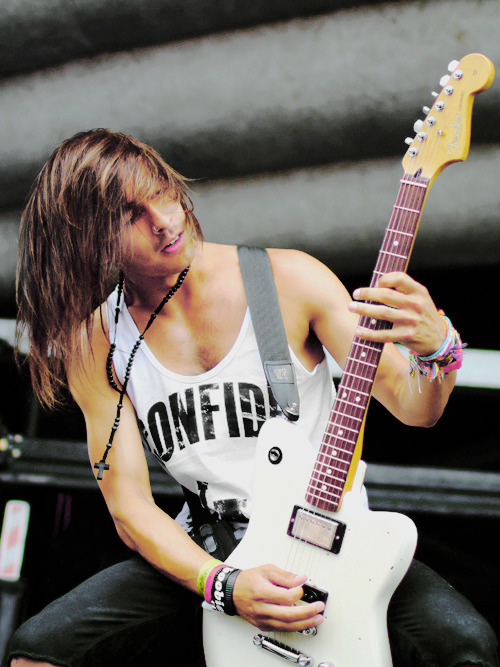wineunnie:  Favourite pictures of Vic Fuentes live↳ [8/20] 
