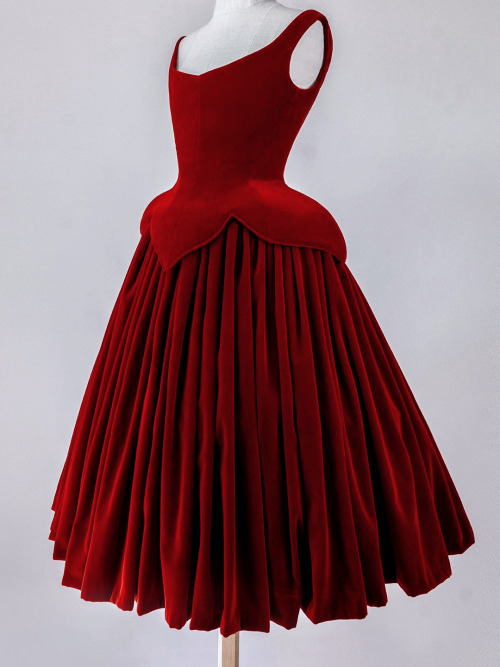 chandelyer:“Little Red Flower” dress by Frieda Leopold