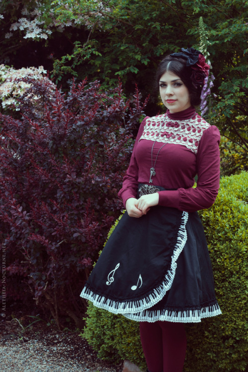 rocaille:  It’s like the foxglove is part of my hair accessories. ^__^ 