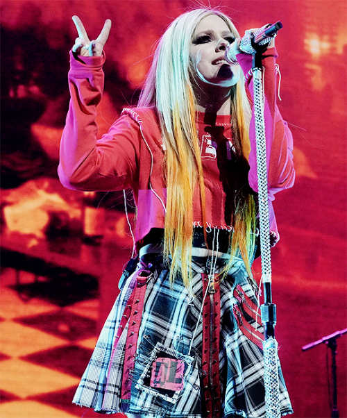 gettingscrazy:    Avril Lavigne - The 2022