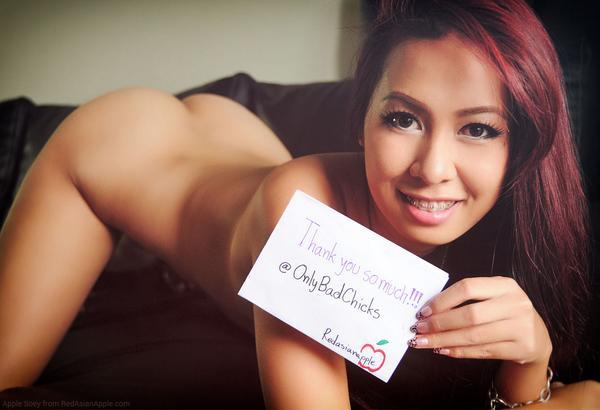 naughtyasiangirls:  Naughty Asian girl sweet selfie naked ass. - TWITTER - @redasianapple