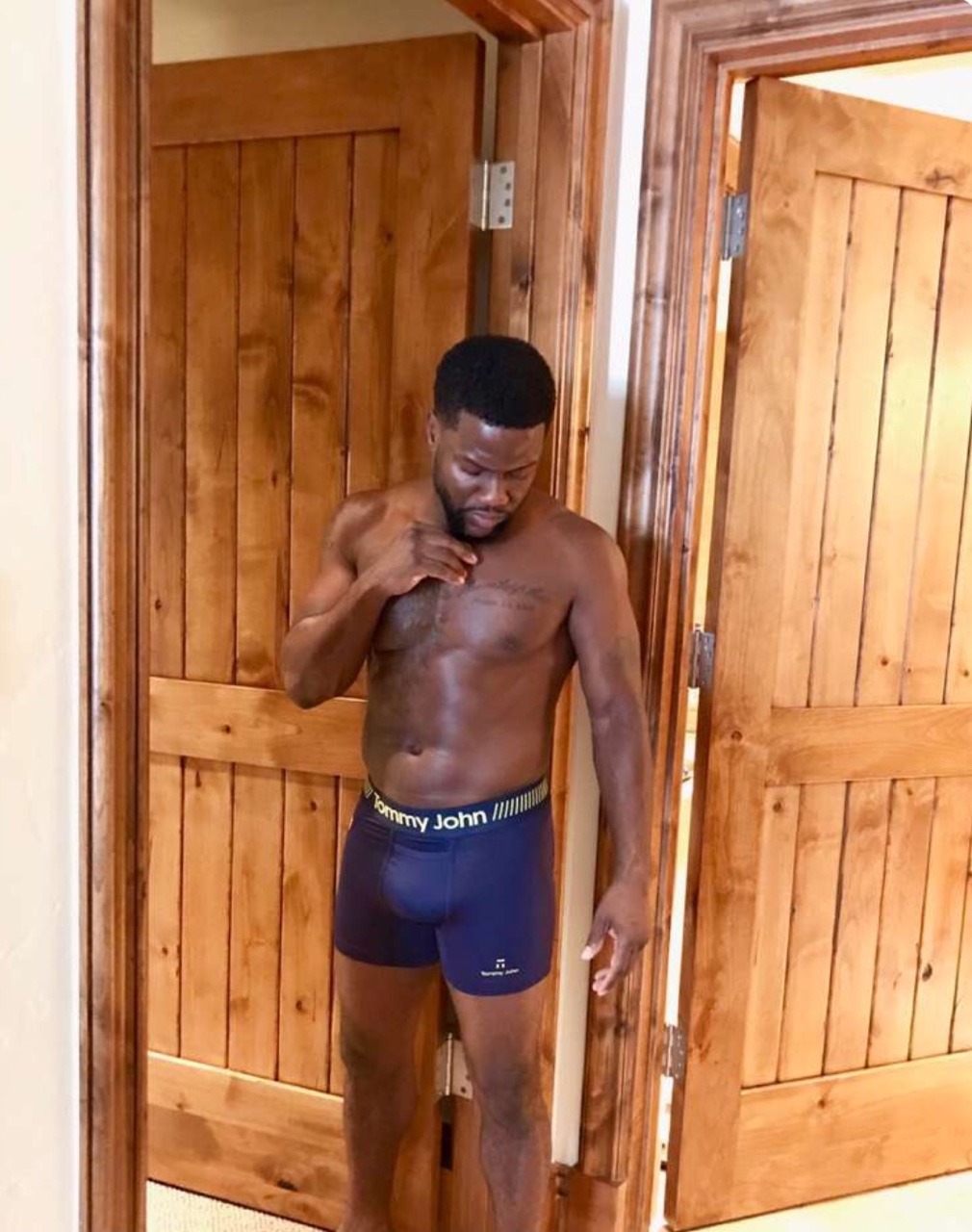 i swear kevin hart dont even care what he shows on snapchat🍆😋