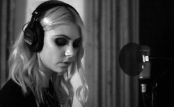 humphreyvalois:  taylor momsen in the studio 