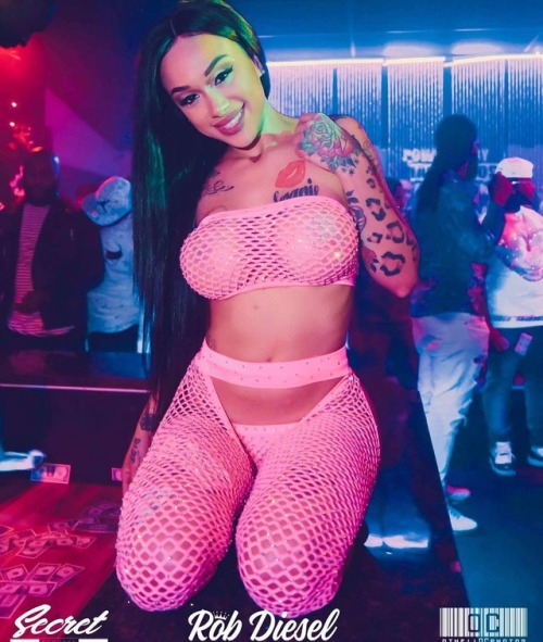 stripper-locker-room:  https://www.instagram.com/hazel.babyy/