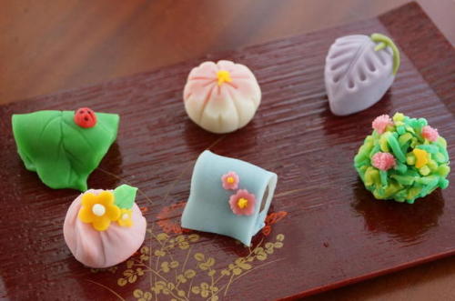 congenitaldisease:Wagashi are traditional Japanese confections that aretypically served with tea. Th