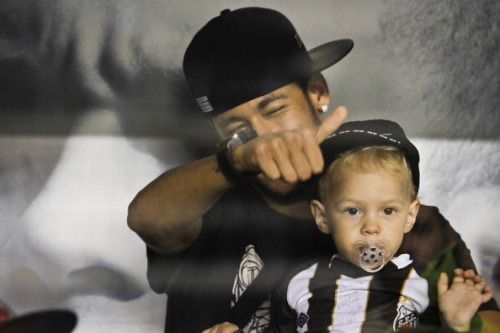 indybendy:  neymarforbrazil:  Father and son  awwwwl…my ovaries jumped a little..but I really